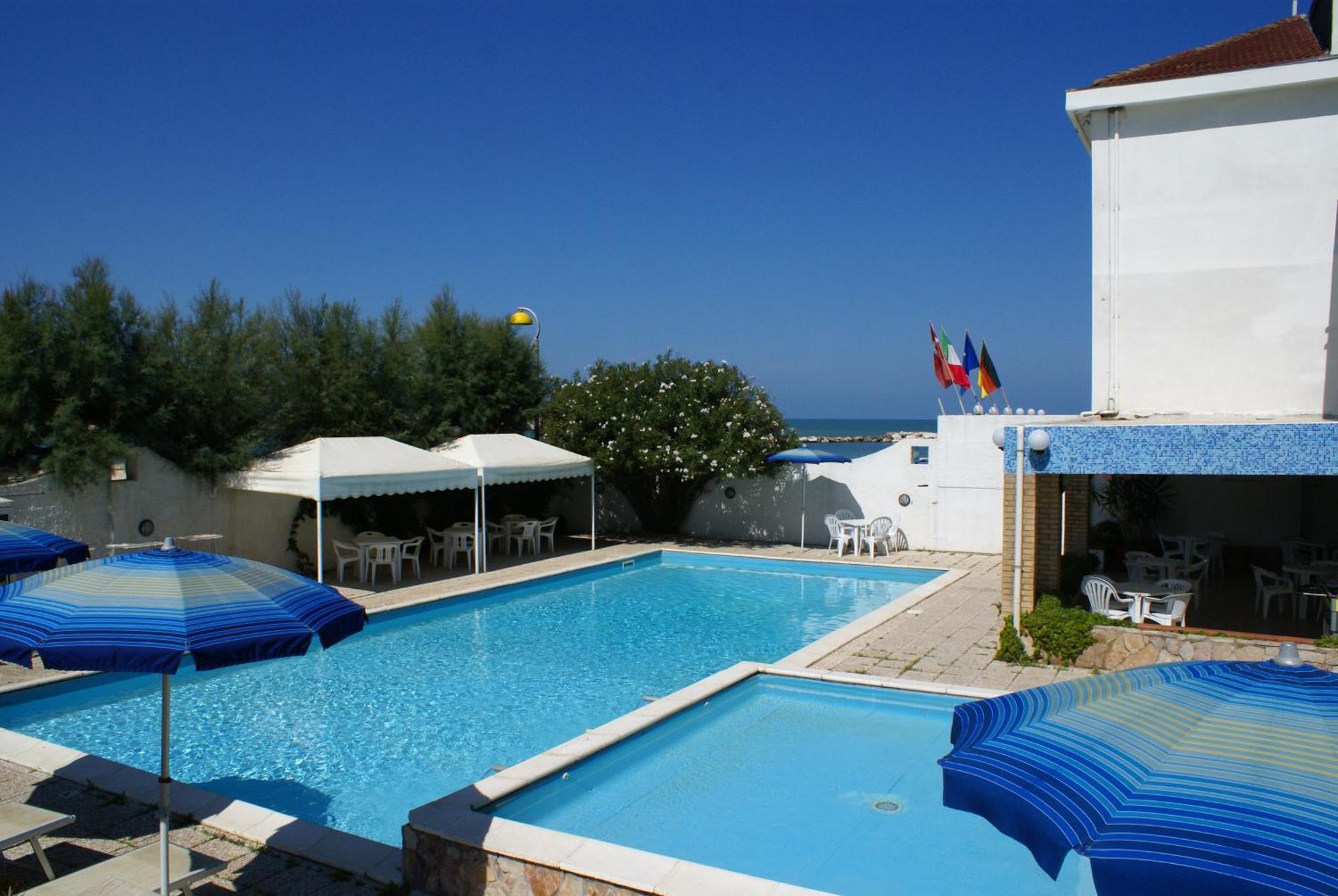 Hotel Strand Marina Di Montenero Exterior photo