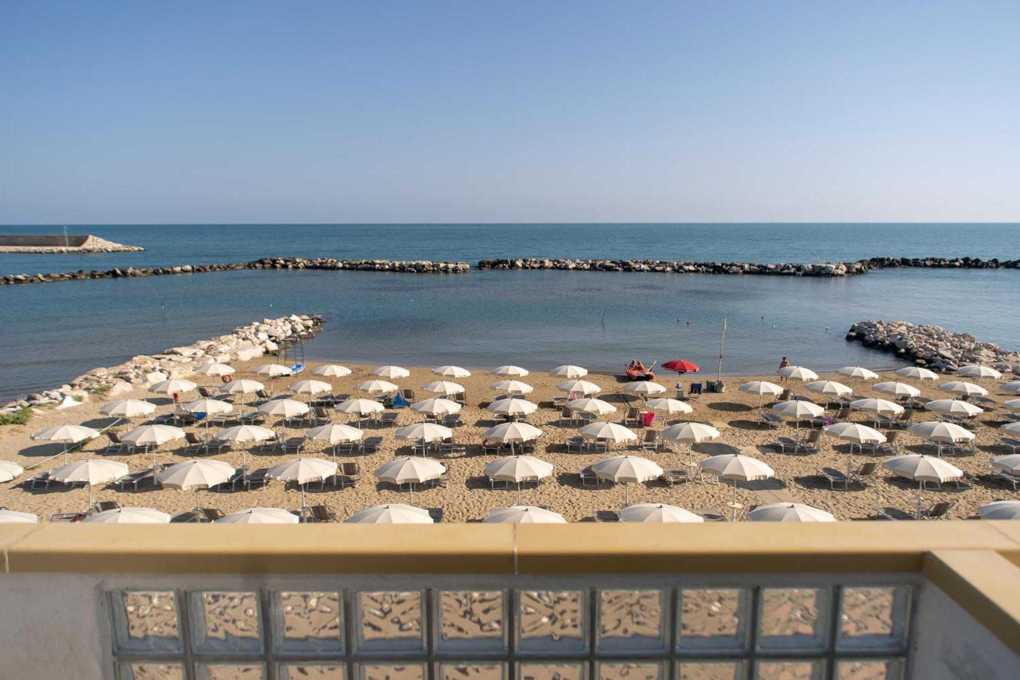 Hotel Strand Marina Di Montenero Exterior photo