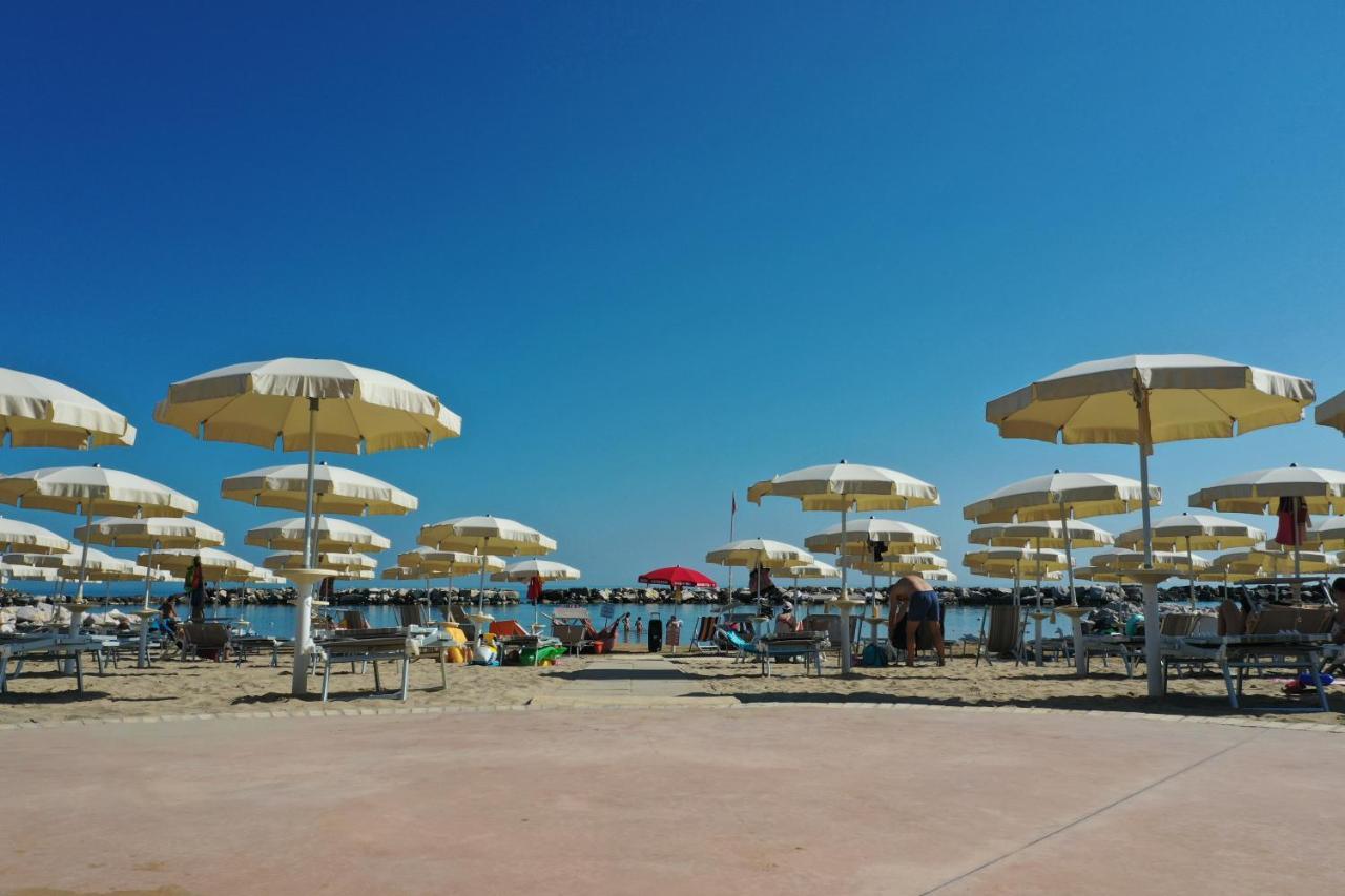 Hotel Strand Marina Di Montenero Exterior photo